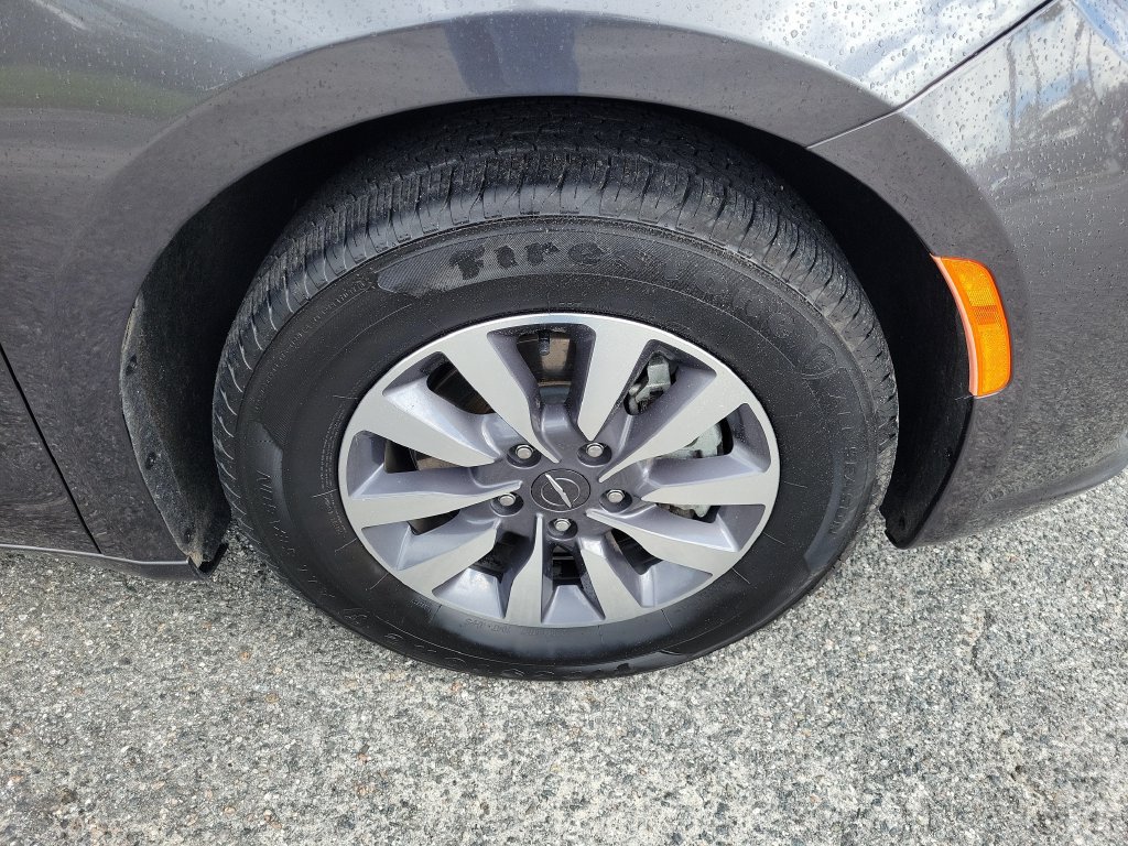 Used 2023 Chrysler Pacifica Touring-L FWD image 7