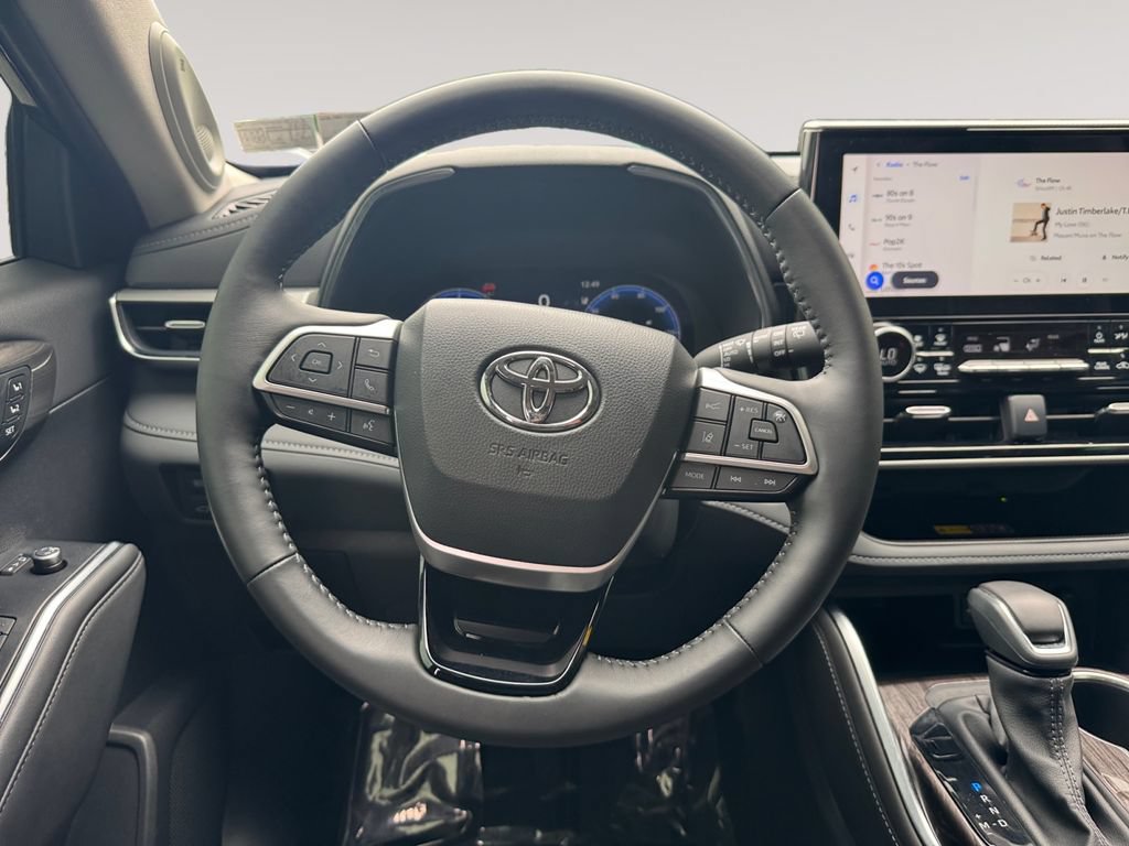 Used 2025 Toyota Highlander Platinum AWD/4WD image 12