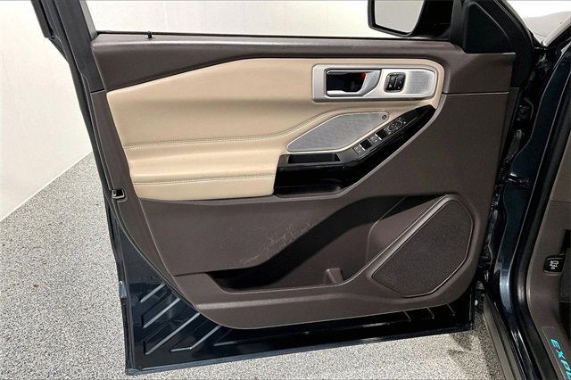 Used 2022 Ford Explorer Platinum w/ Technology Package image 21