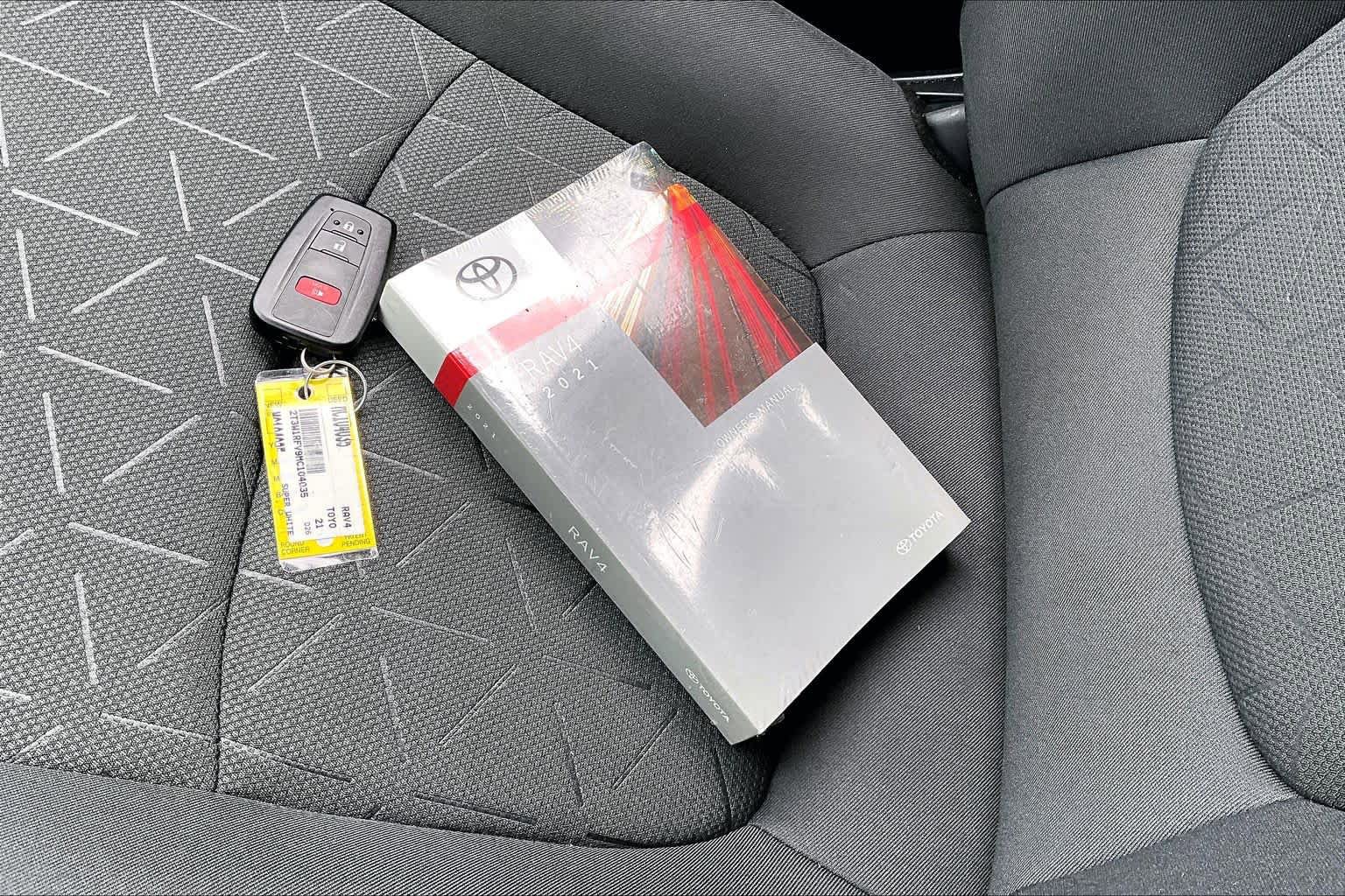 Used 2021 Toyota RAV4 XLE w/ Carpet Mat Package (TMS) FWD image 14