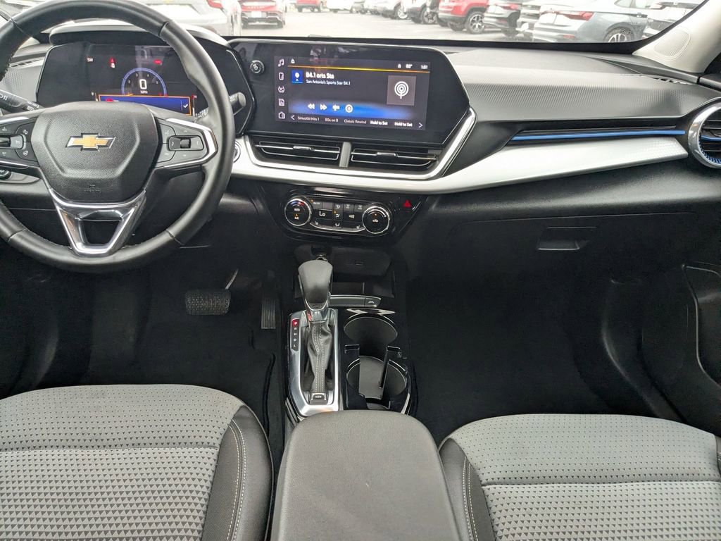 Used 2025 Chevrolet Trax LT w/ LT Convenience Package FWD image 23