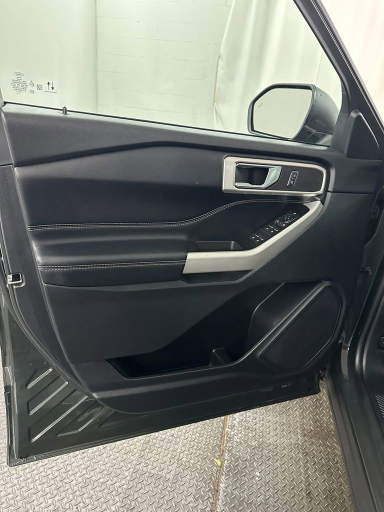 Used 2022 Ford Explorer XLT w/ Equipment Group 202A image 8