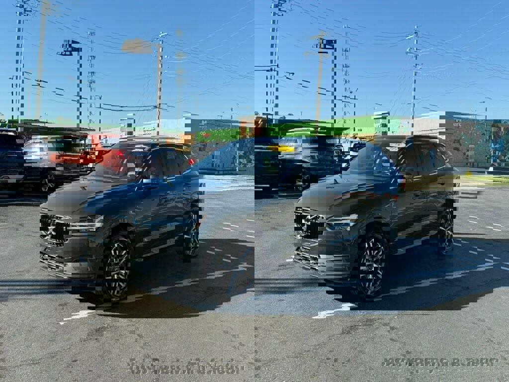 Used 2018 Volvo XC60 T6 Momentum w/ Vision Package image 7