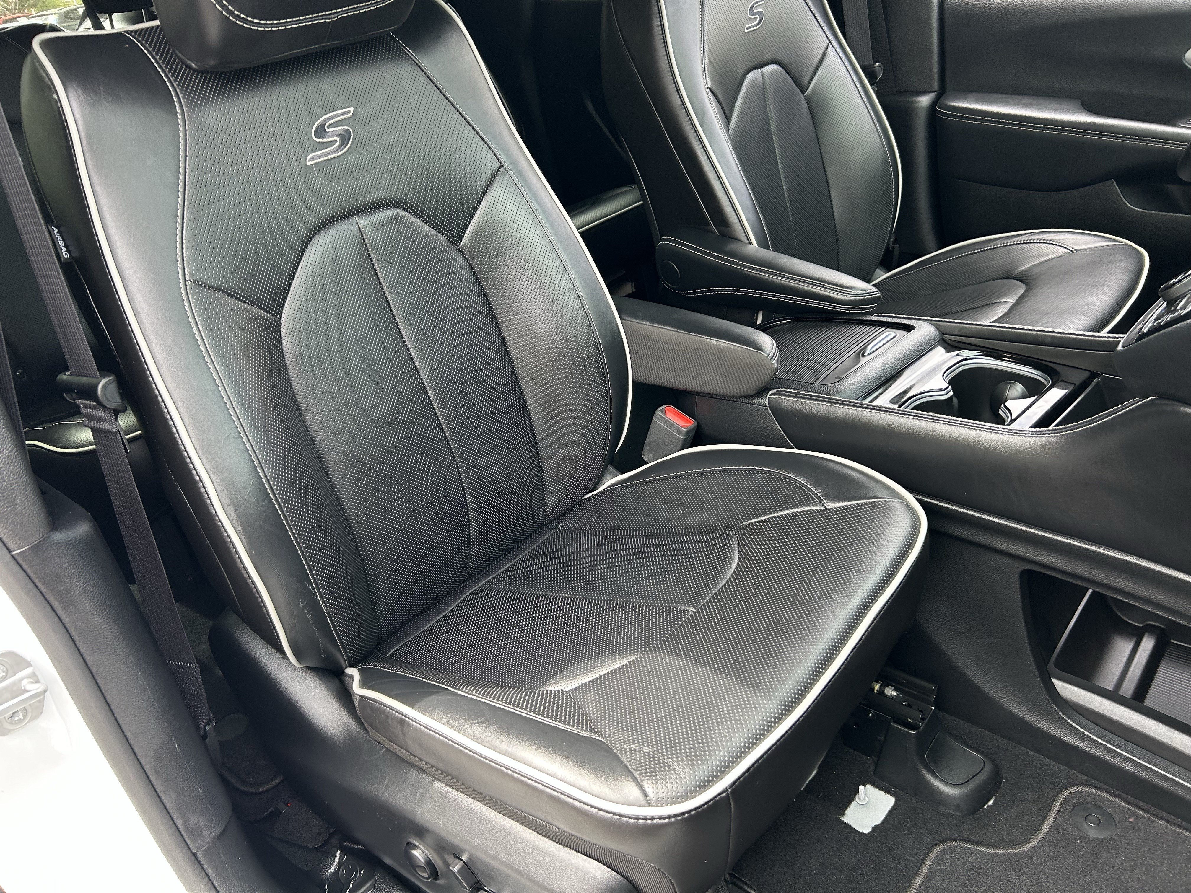 Used 2025 Chrysler Pacifica Limited FWD image 8