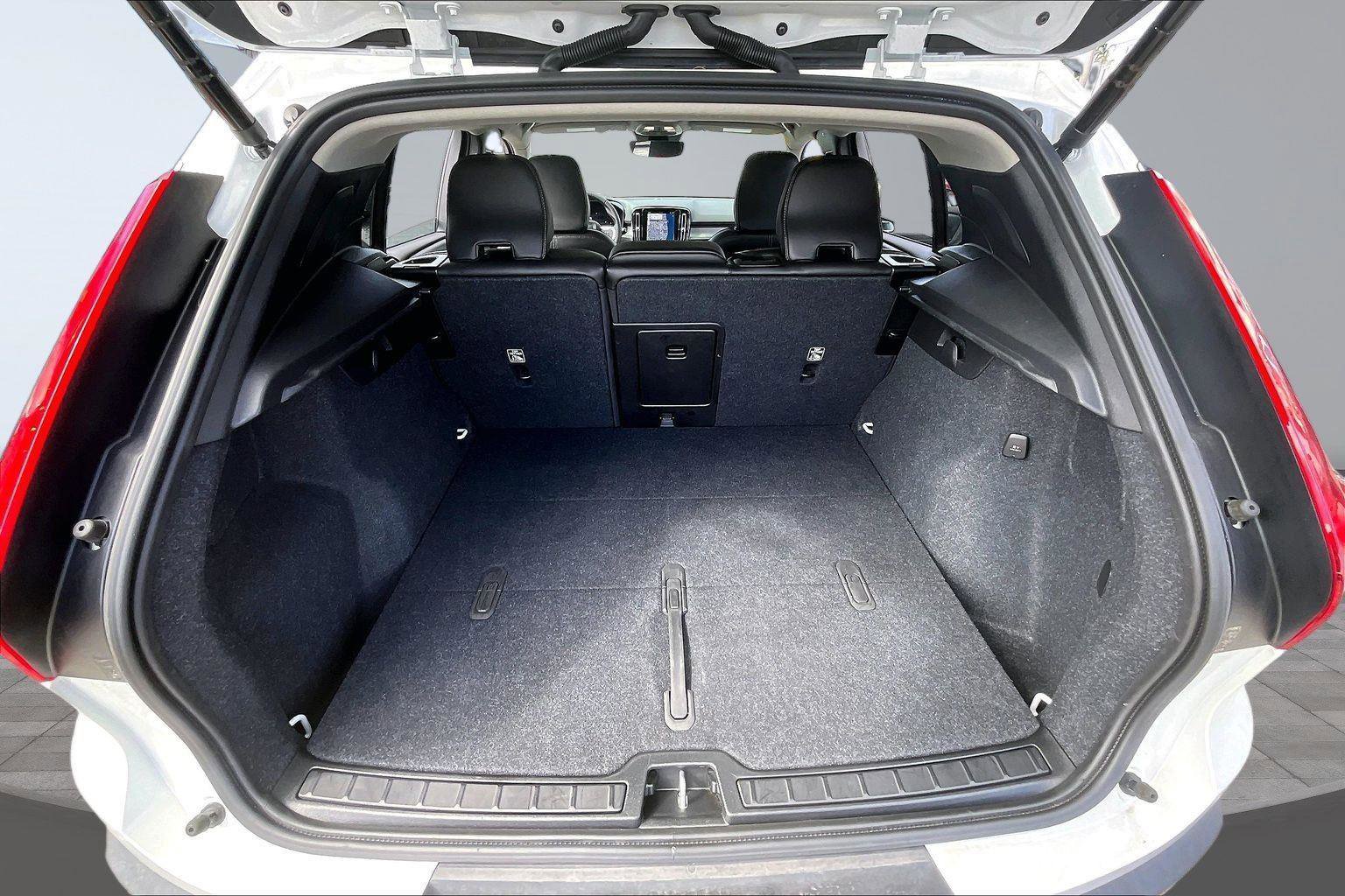 Used 2024 Volvo XC40 B5 Plus image 26