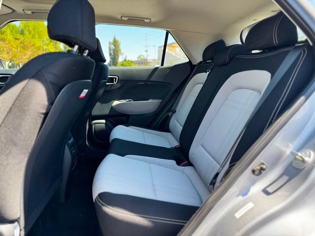 Used 2025 Hyundai Venue SEL FWD image 31