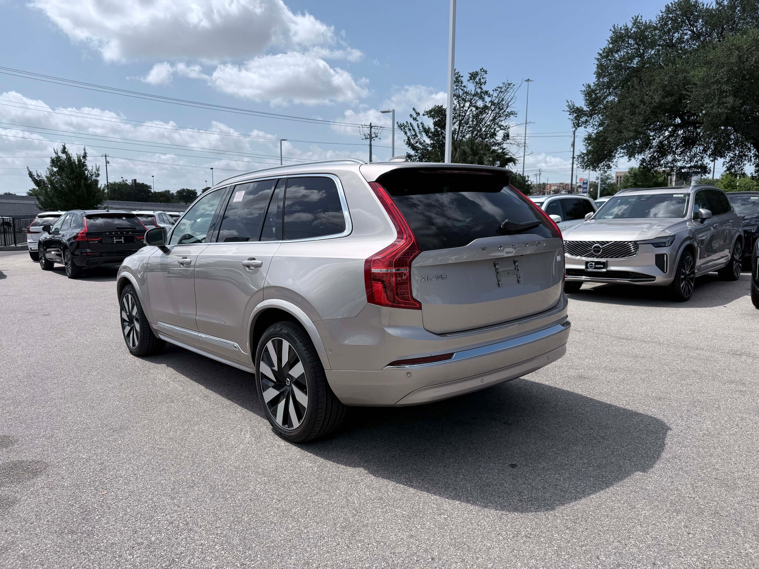 Certified 2024 Volvo XC90 T8 Plus w/ Protection Package Premier AWD/4WD image 4
