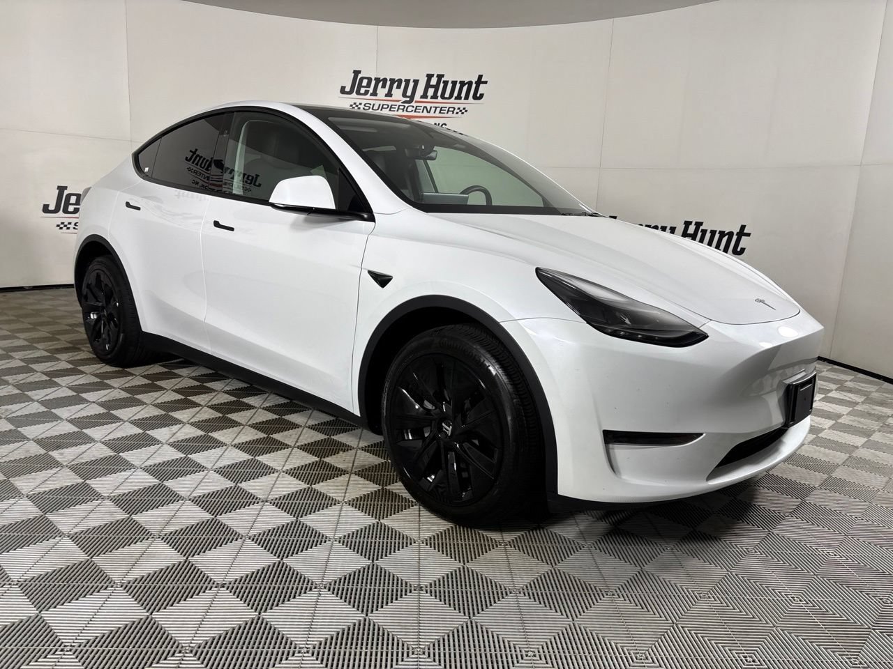 Used 2024 Tesla Model Y 2WD image 3