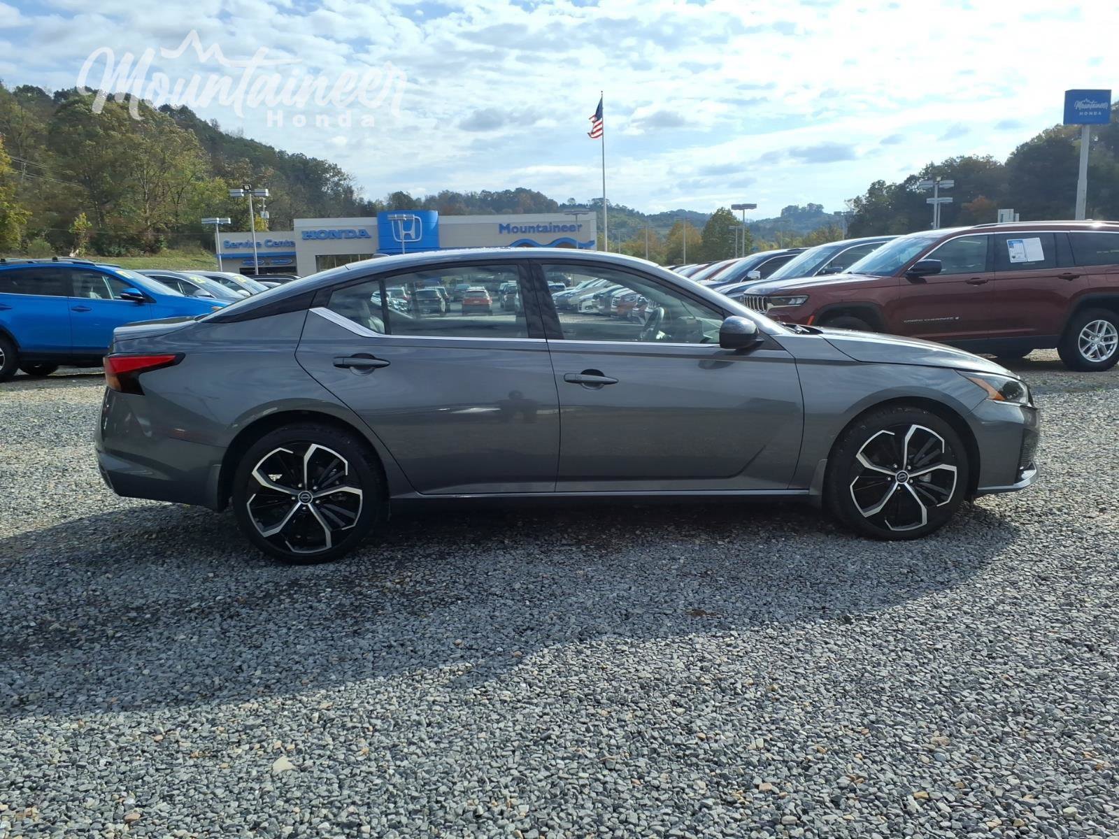 Used 2025 Nissan Altima 2.5 SR w/ SR Premium Package AWD/4WD image 4