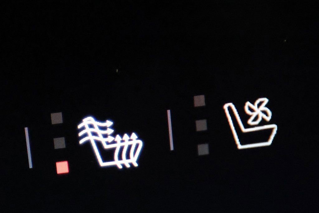 Used 2026 GMC Yukon AT4 Ultimate w/ LPO, Floor Liner Package image 32