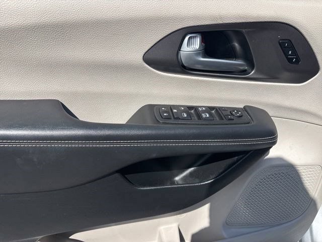 Used 2024 Chrysler Pacifica Touring-L FWD image 13
