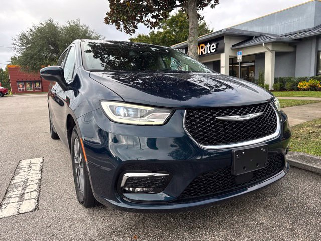 Used 2023 Chrysler Pacifica Touring-L FWD image 2