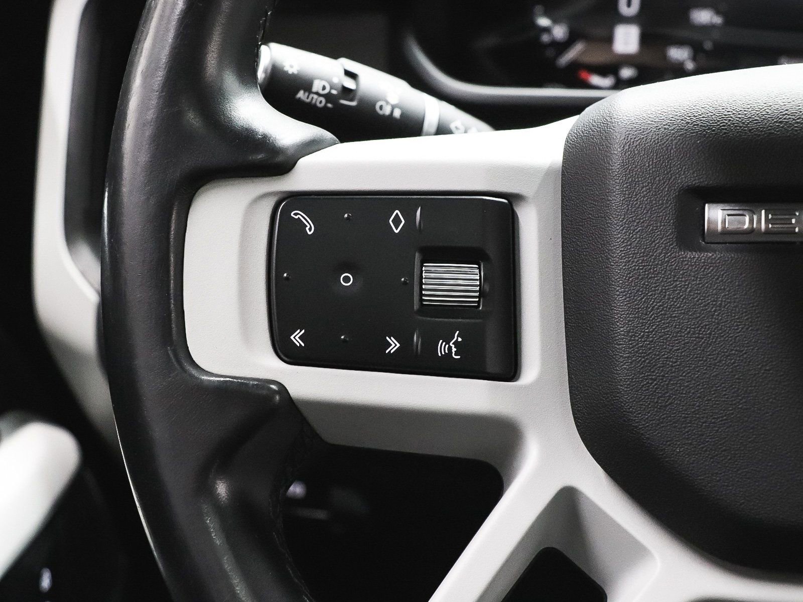 Used 2023 Land Rover Defender 130 X-Dynamic SE image 29