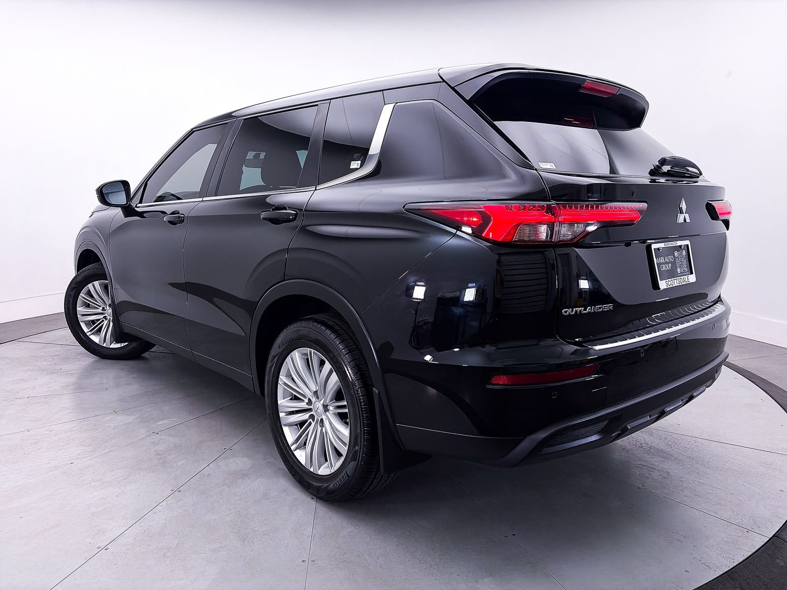 Used 2023 Mitsubishi Outlander ES FWD image 2