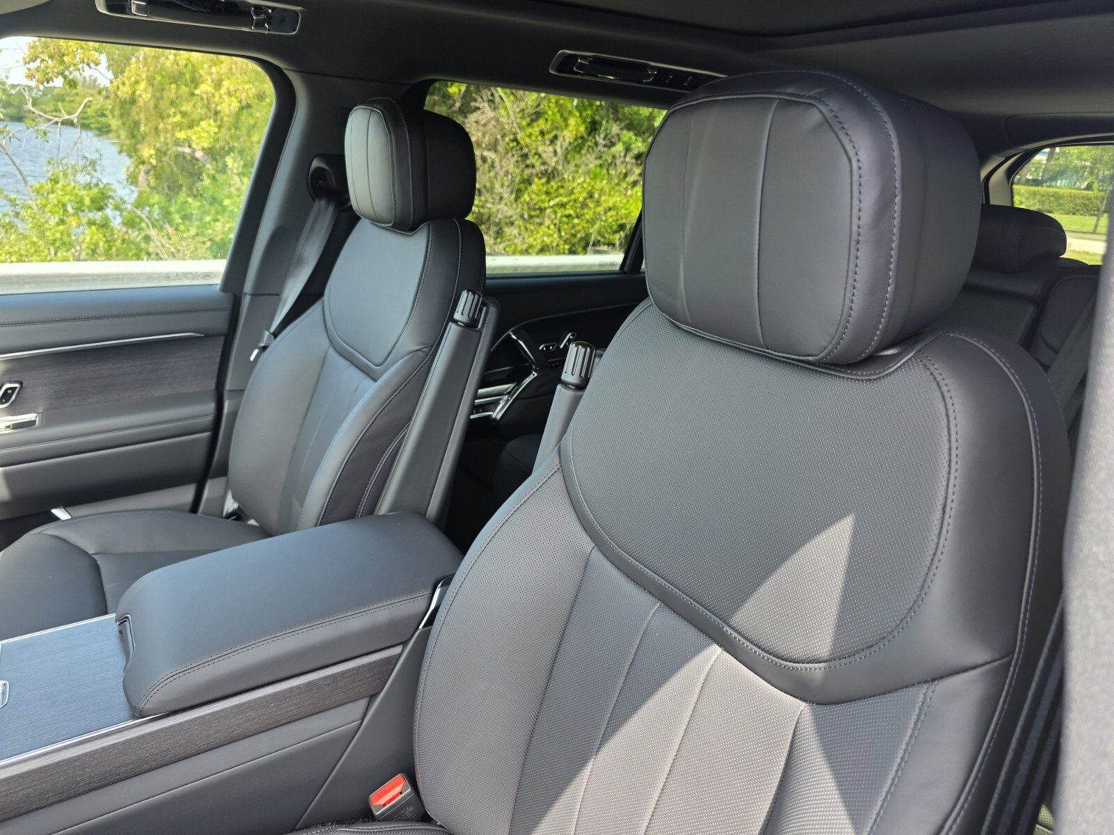 New 2026 Land Rover Range Rover Long Wheelbase SE AWD/4WD image 11