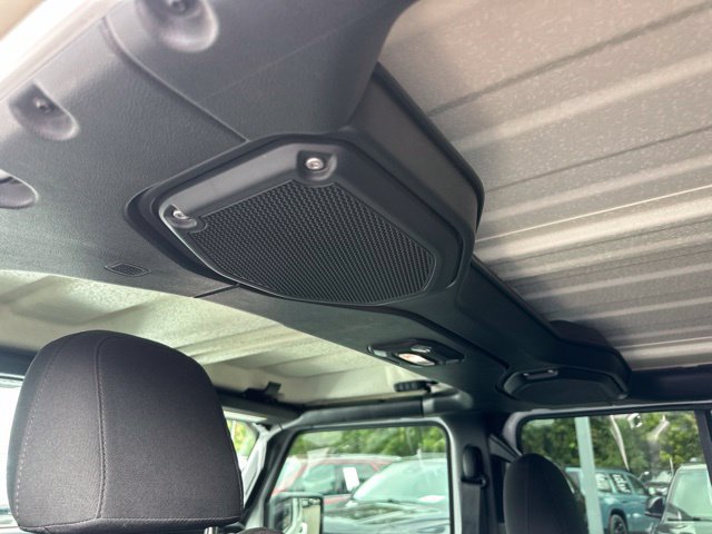 Used 2018 Jeep Wrangler Unlimited Sahara w/ Cold Weather Group AWD/4WD image 30