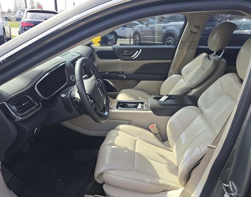 Used 2017 Lincoln Continental Premiere image 17