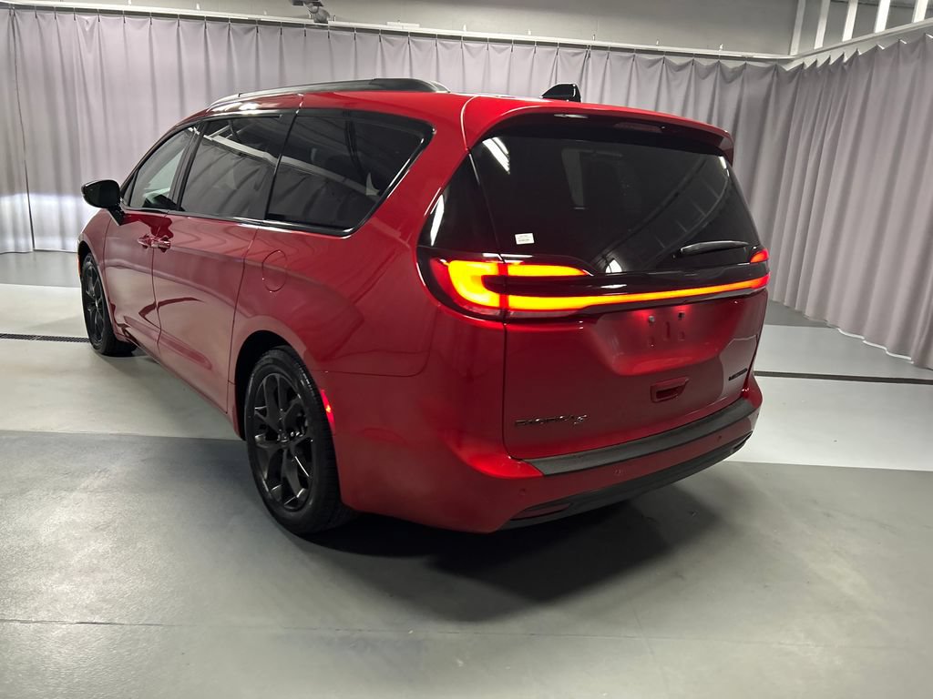 Used 2025 Chrysler Pacifica Limited FWD image 5