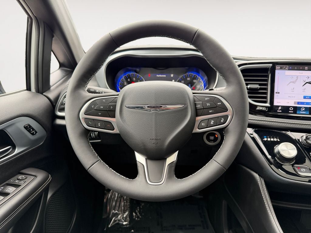 Used 2026 Chrysler Pacifica Limited FWD image 18