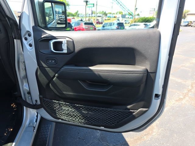Used 2023 Jeep Wrangler Unlimited Sahara w/ Cold Weather Group image 39
