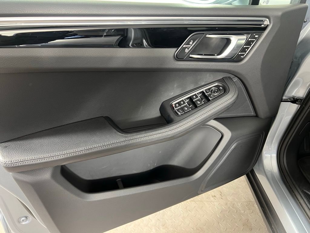 Certified 2025 Porsche Macan image 28