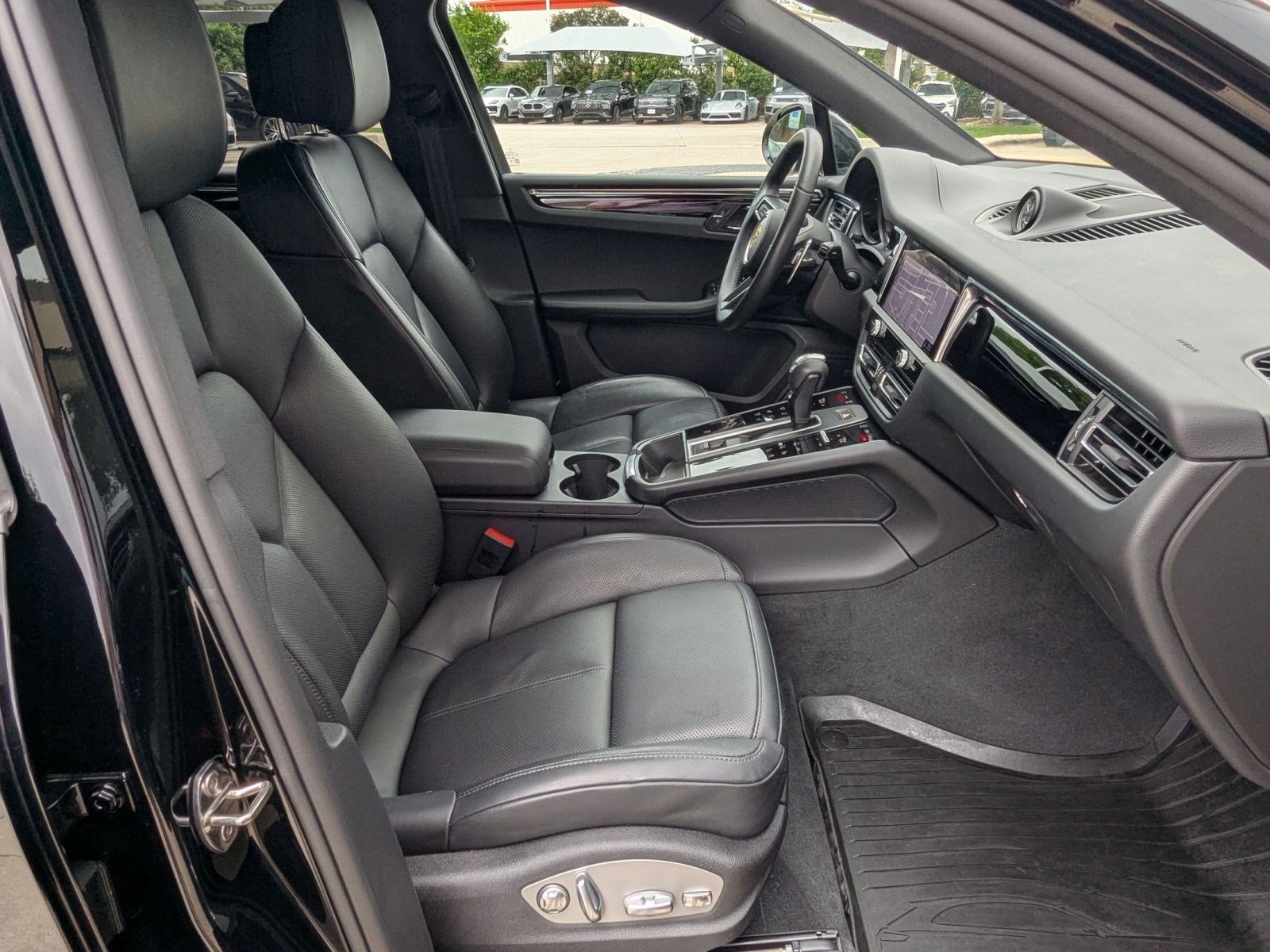 Certified 2025 Porsche Macan AWD/4WD image 24