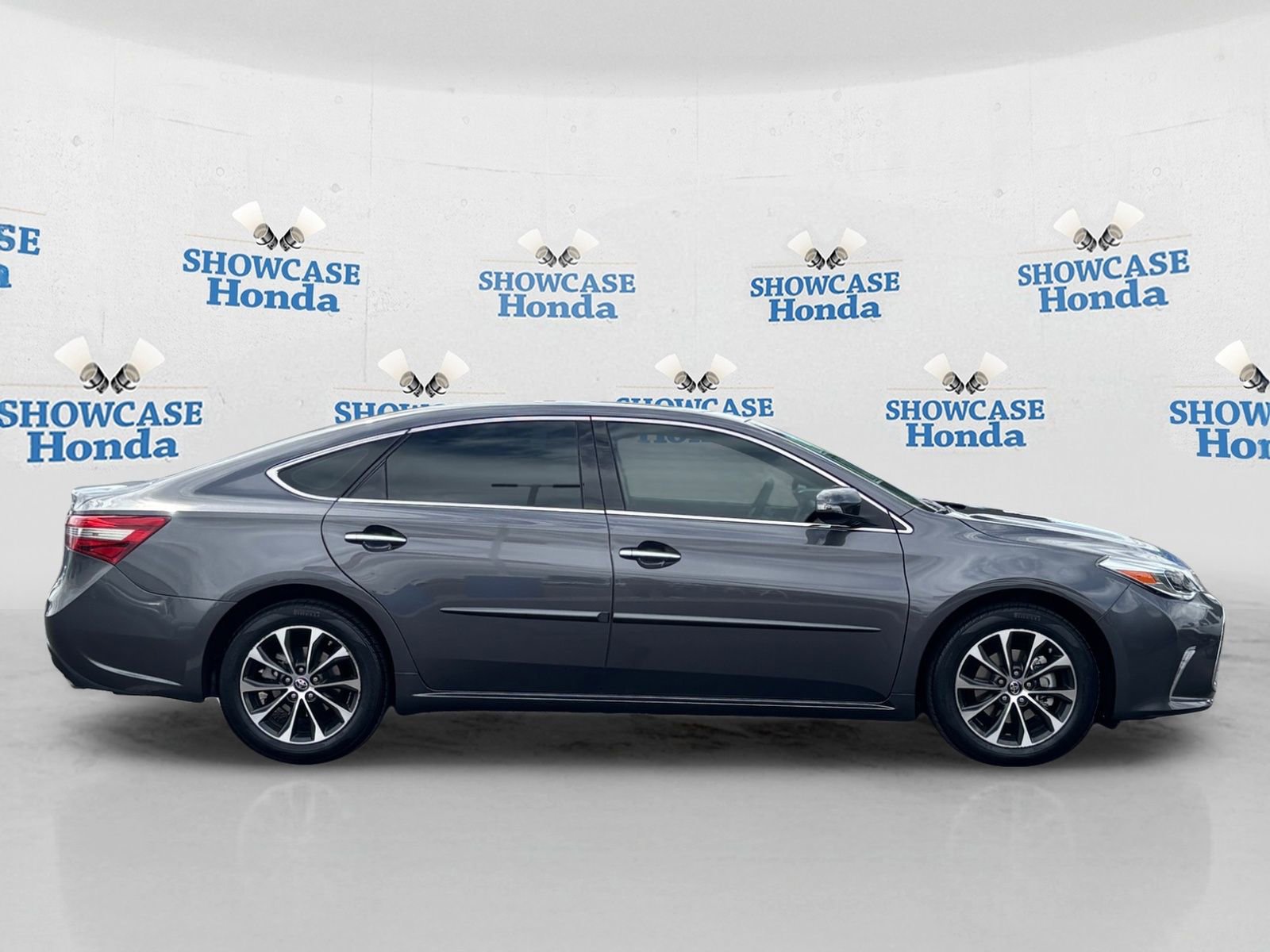 Used 2018 Toyota Avalon XLE Premium w/ Carpet Mat Package image 9
