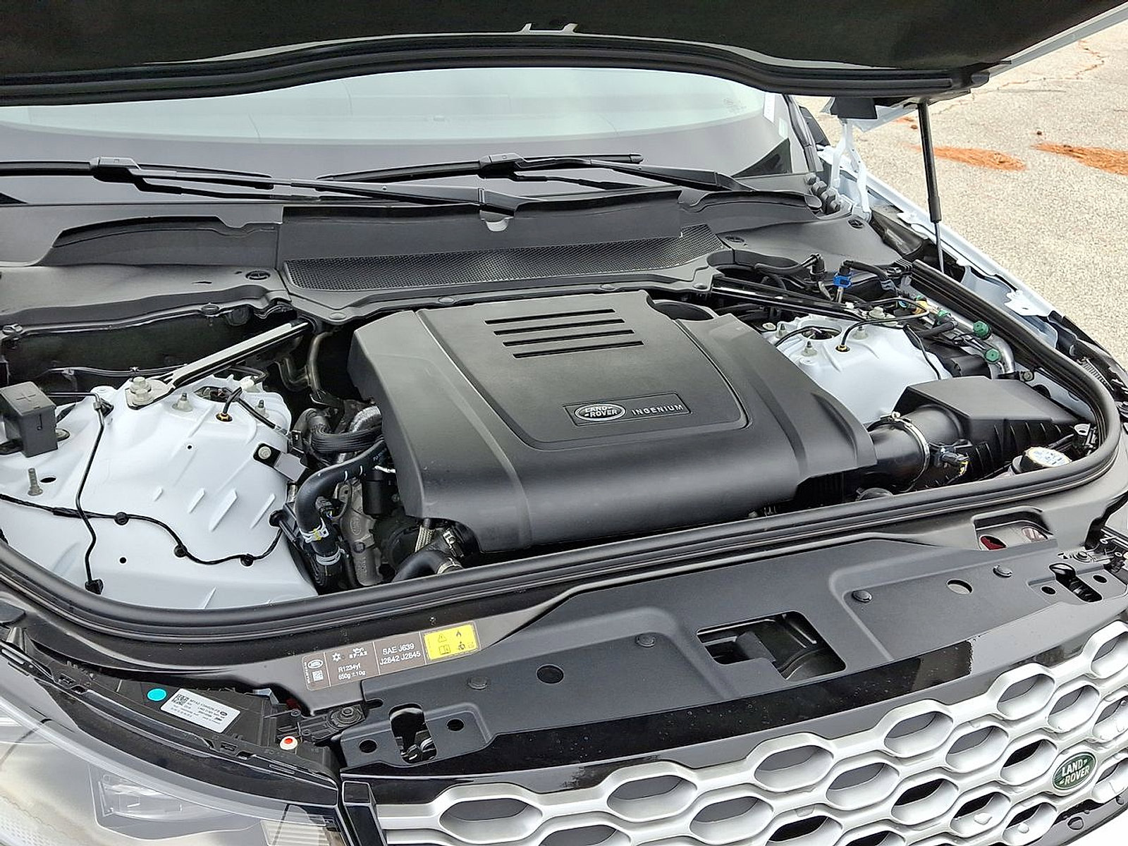 Certified 2025 Land Rover Discovery S AWD/4WD image 31
