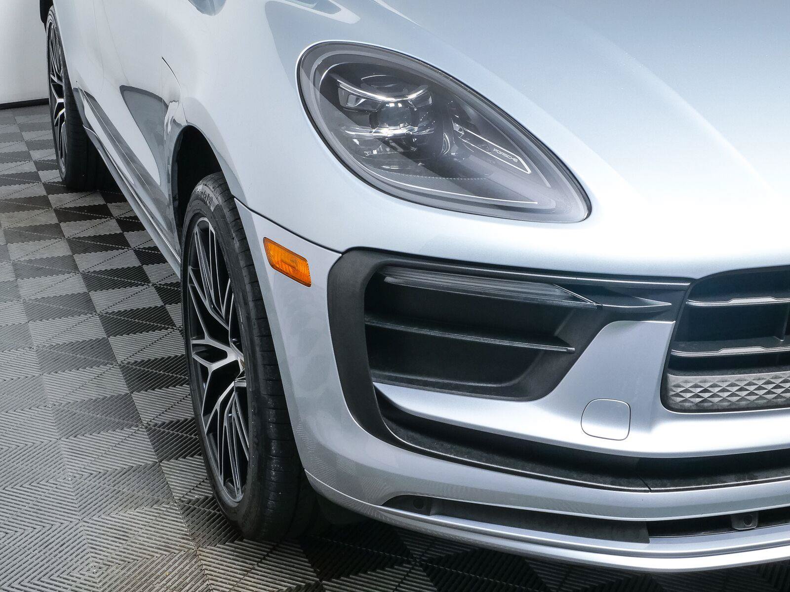 Certified 2025 Porsche Macan Turbo AWD/4WD image 39