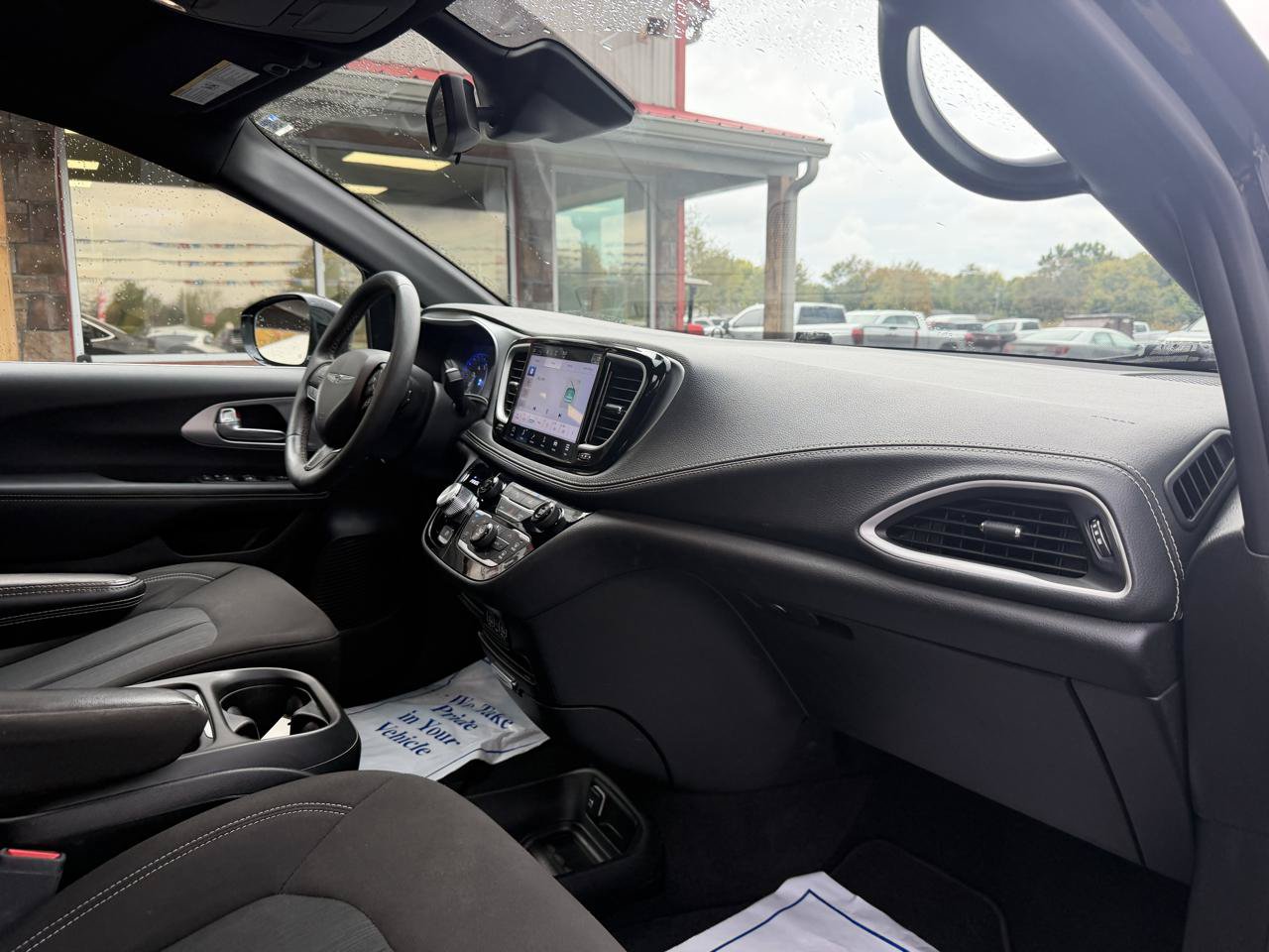 Used 2024 Chrysler Pacifica Touring FWD image 23
