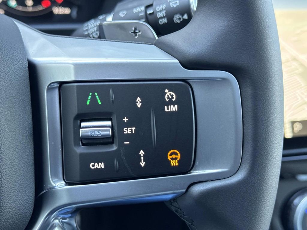 Certified 2025 Land Rover Discovery Dynamic SE AWD/4WD image 28