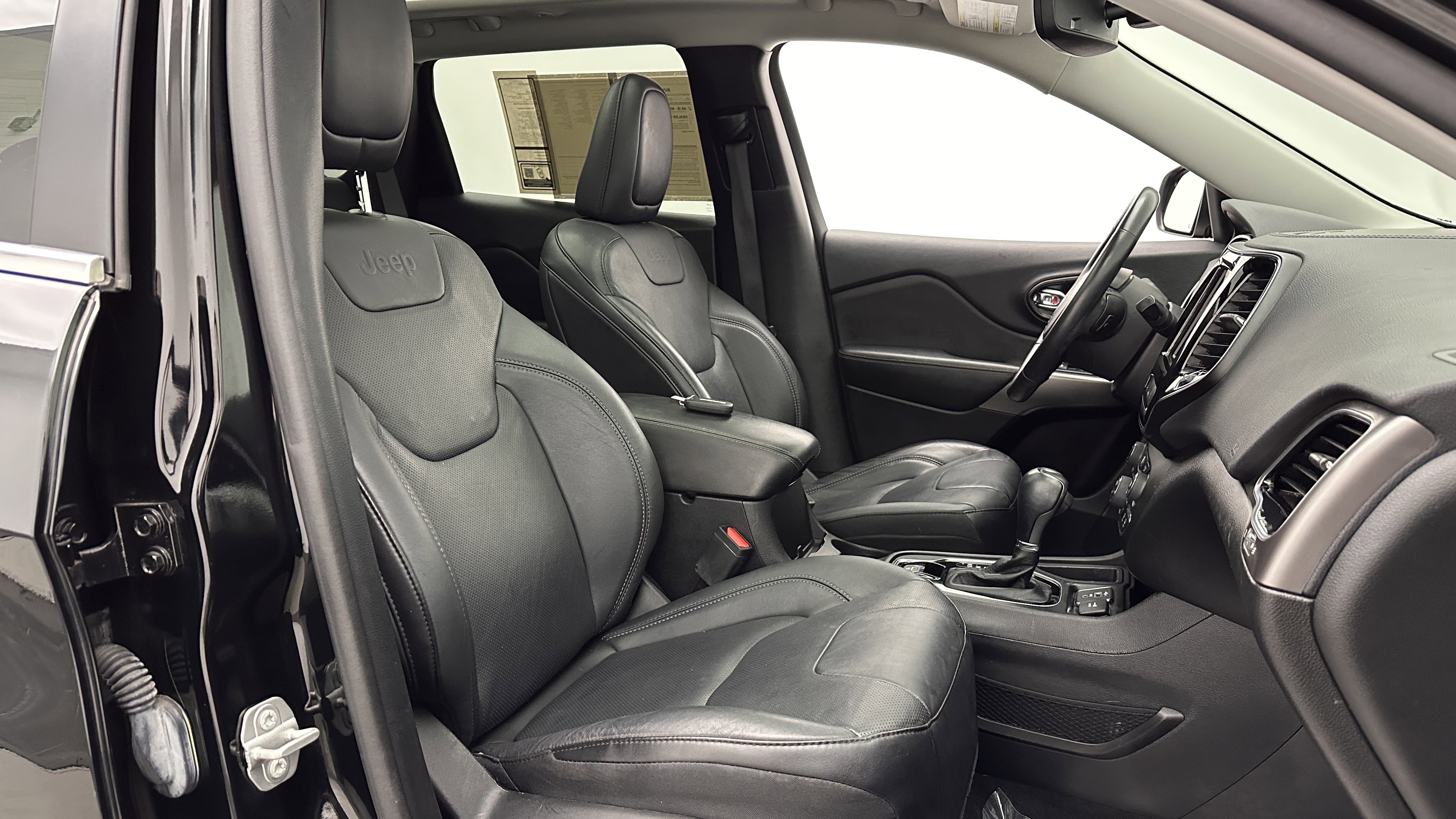 Used 2021 Jeep Cherokee Limited FWD image 38