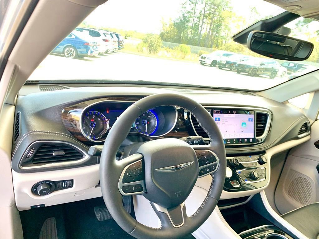 Used 2024 Chrysler Pacifica Limited image 11