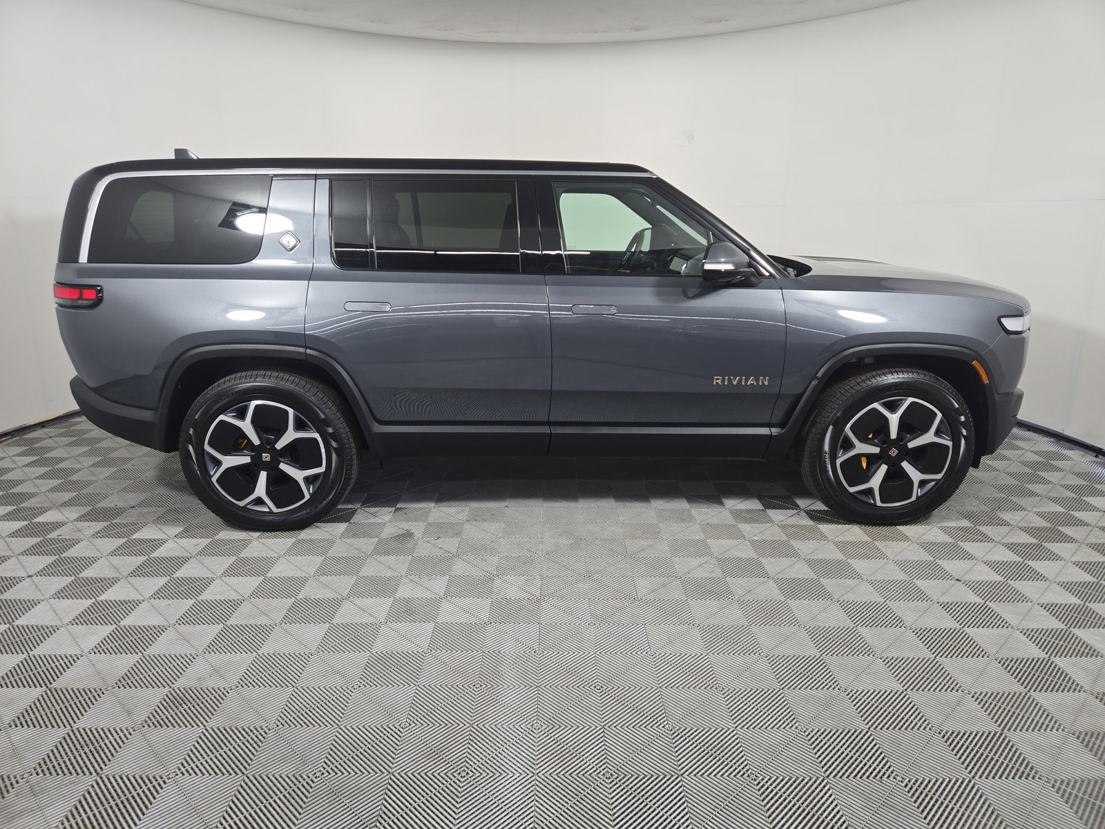 Used 2024 Rivian R1S Adventure AWD/4WD image 6