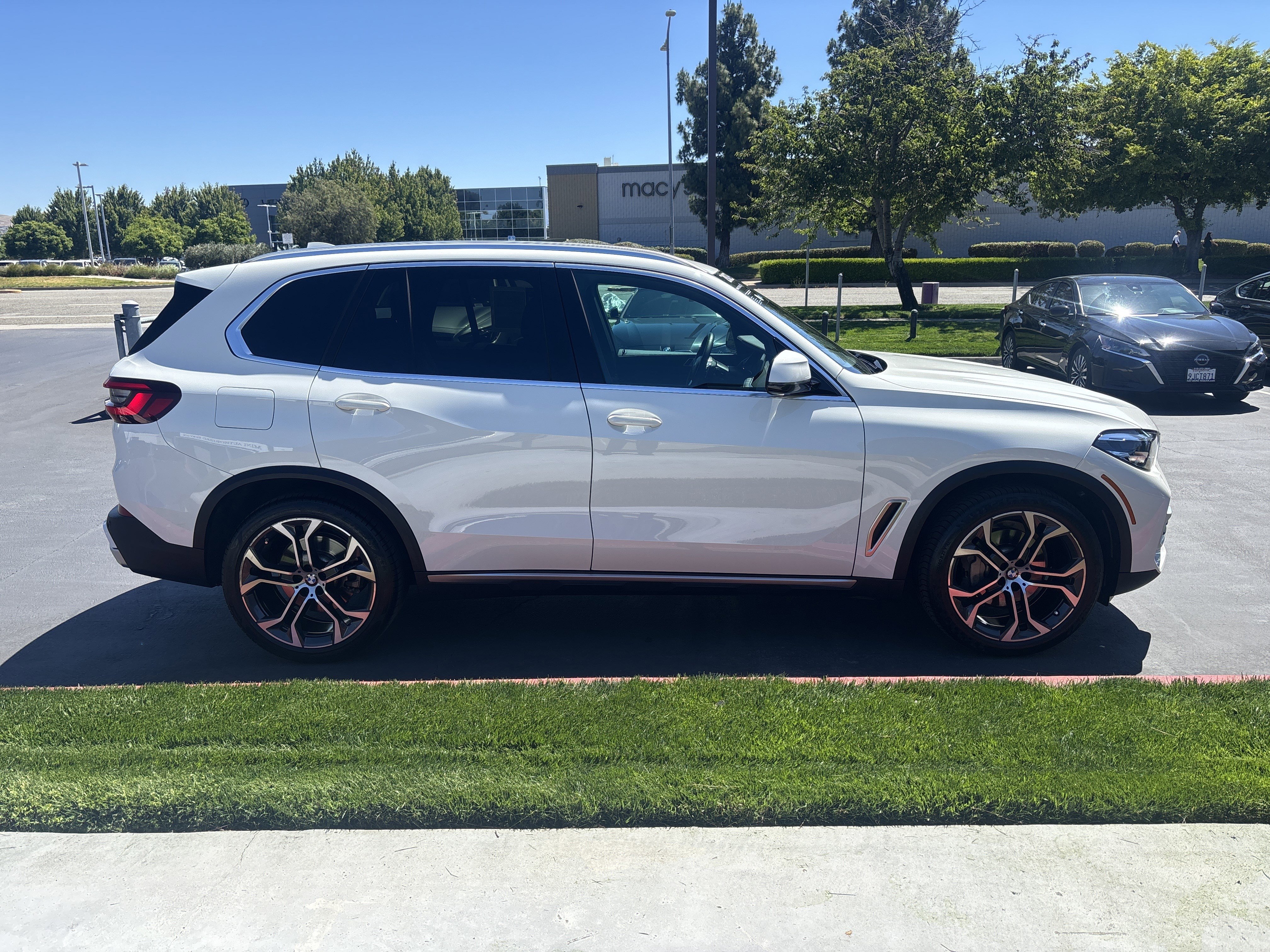 Used 2023 BMW X5 xDrive40i w/ Climate Comfort Package AWD/4WD image 32