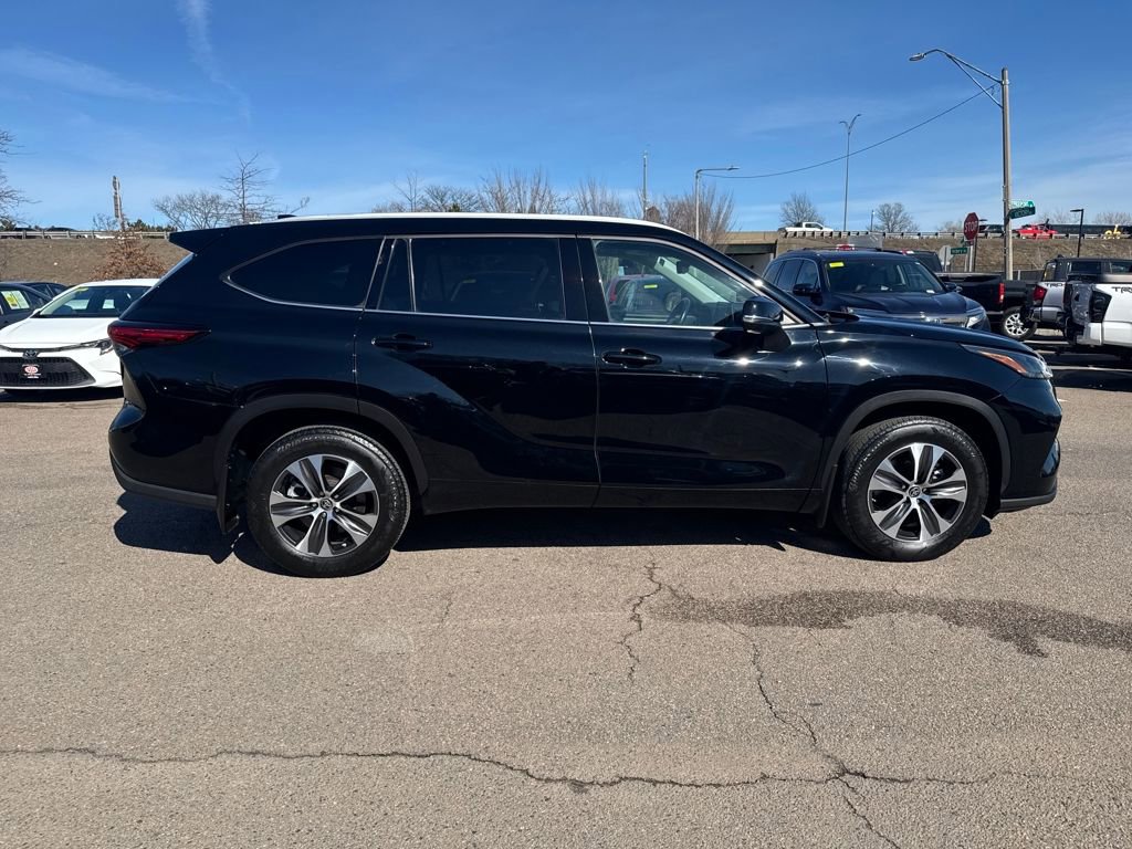 Used 2022 Toyota Highlander XLE image 10