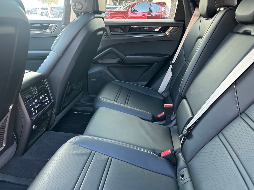 Used 2025 Porsche Cayenne GTS AWD/4WD image 17