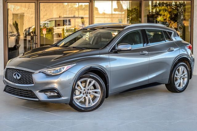 Used 2017 INFINITI QX30 Premium w/ Navigation Package FWD image 2