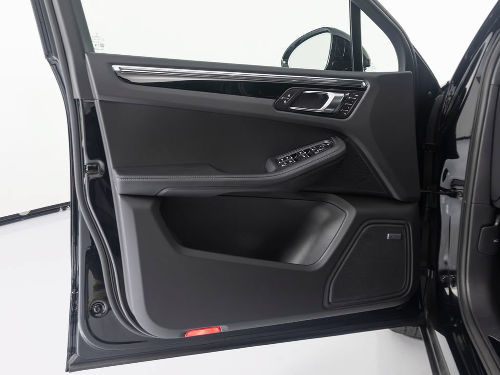 Certified 2026 Porsche Macan Turbo AWD/4WD image 19