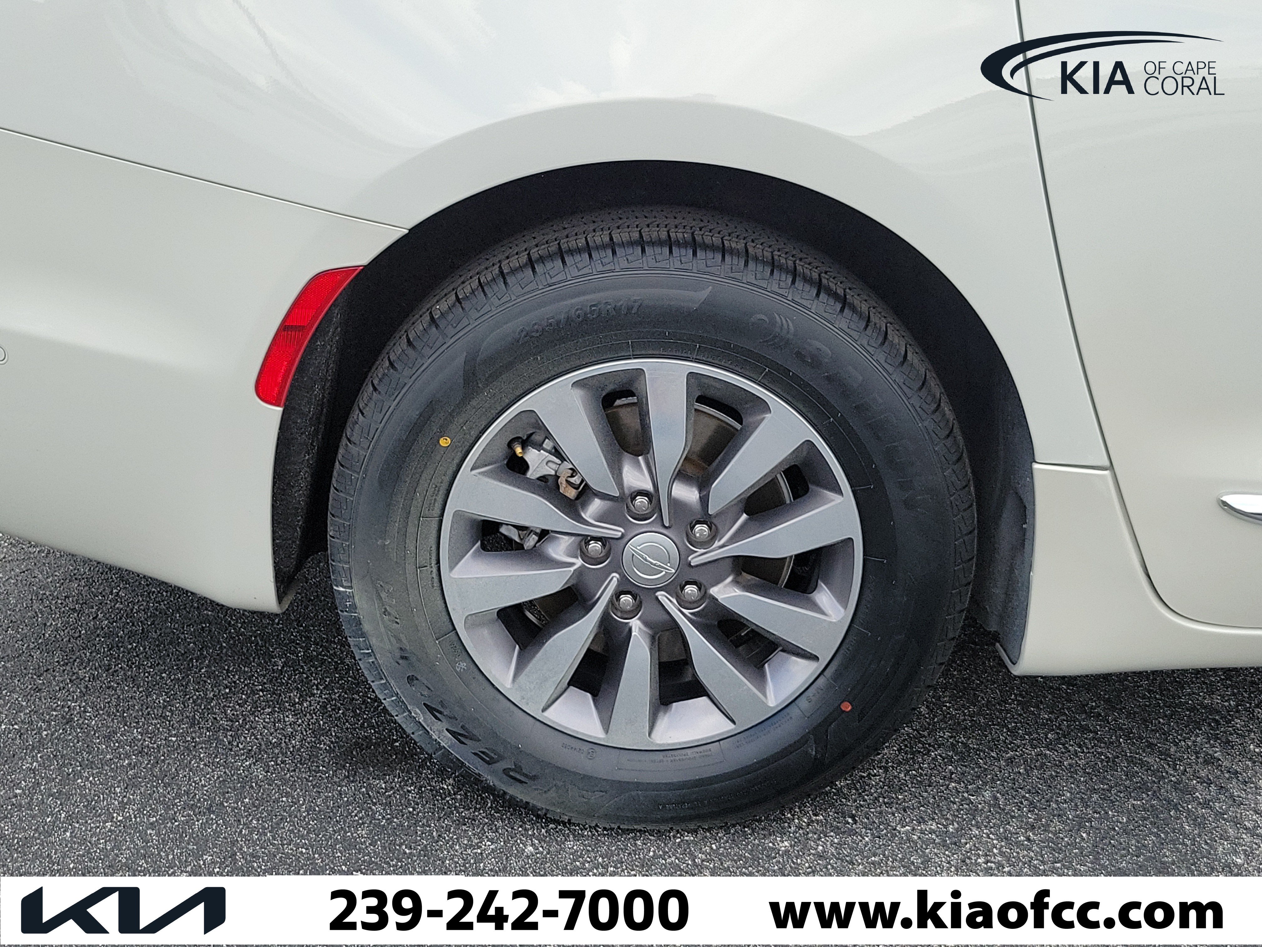 Used 2020 Chrysler Pacifica Touring-L Plus FWD image 9