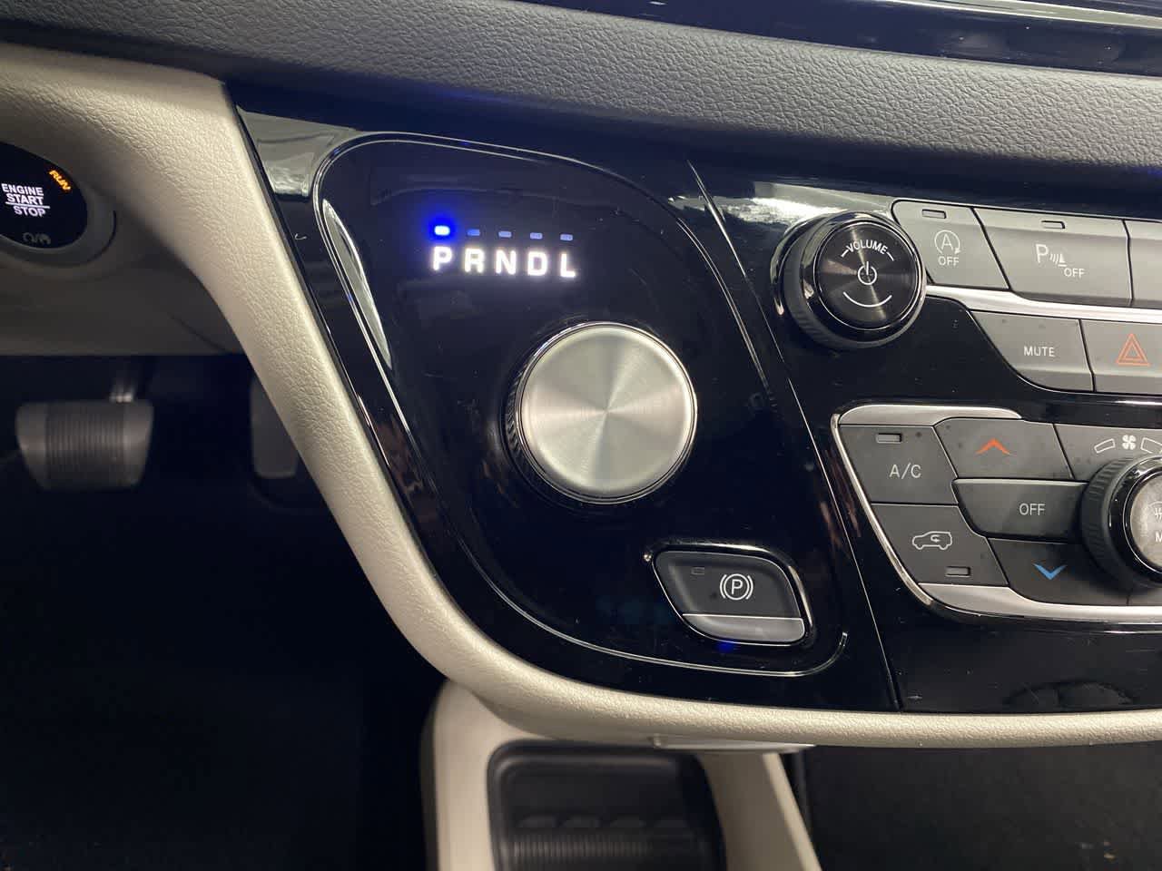Used 2024 Chrysler Pacifica Touring-L FWD image 25