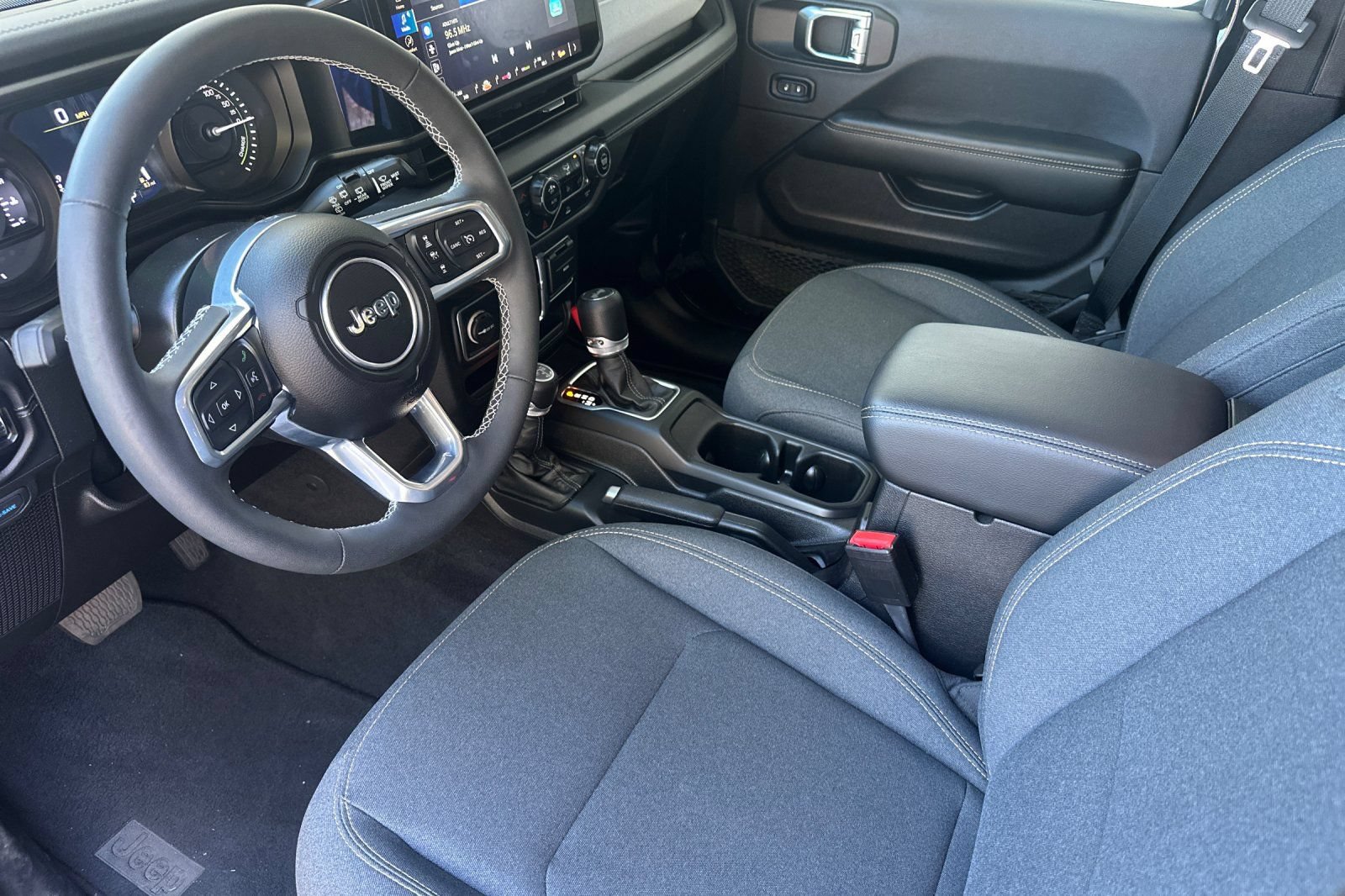 Used 2025 Jeep Wrangler Unlimited Sahara AWD/4WD image 10