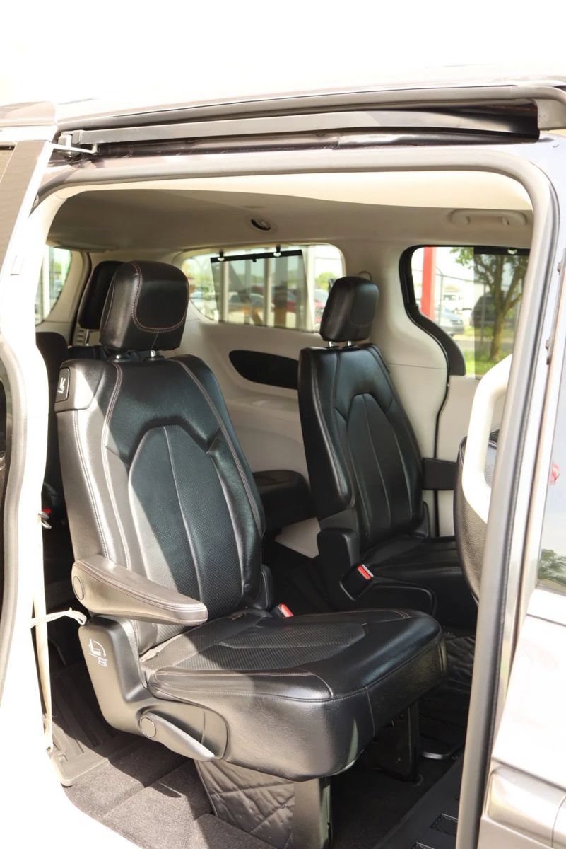 Used 2018 Chrysler Pacifica Touring-L FWD image 49