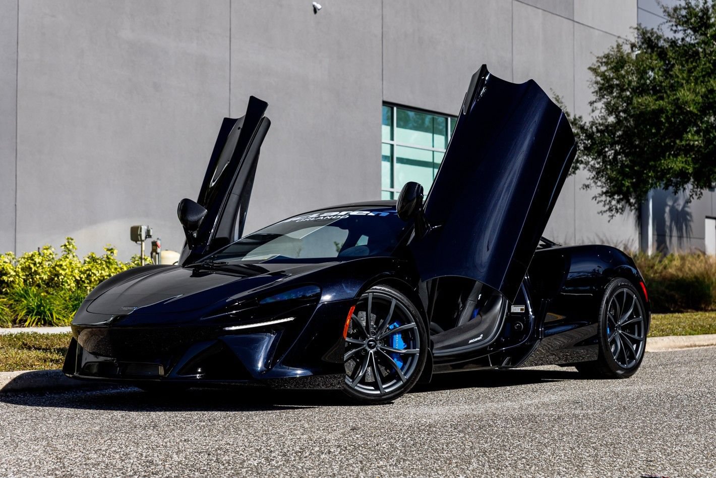 Used 2023 McLaren Artura RWD image 25