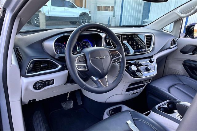 Used 2024 Chrysler Pacifica Touring-L image 17
