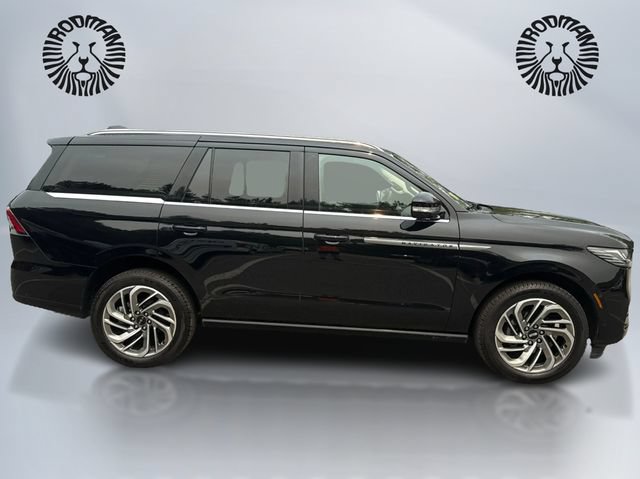 Used 2025 Lincoln Navigator Reserve AWD/4WD image 5