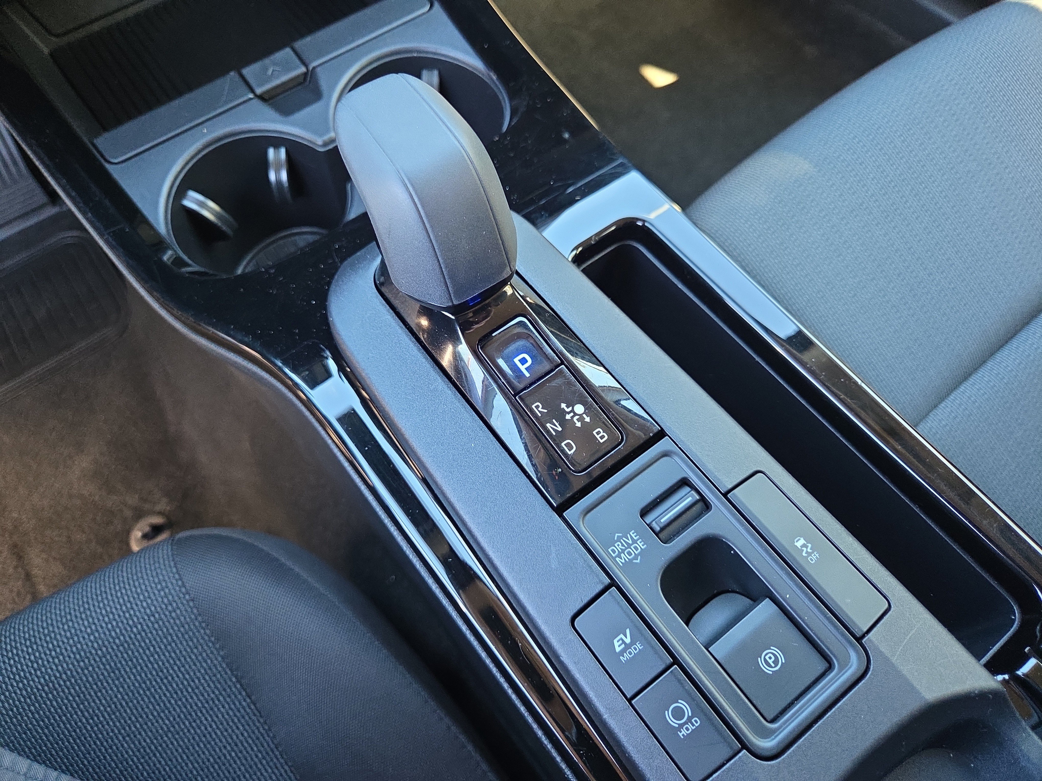 Certified 2025 Toyota Prius LE FWD image 24