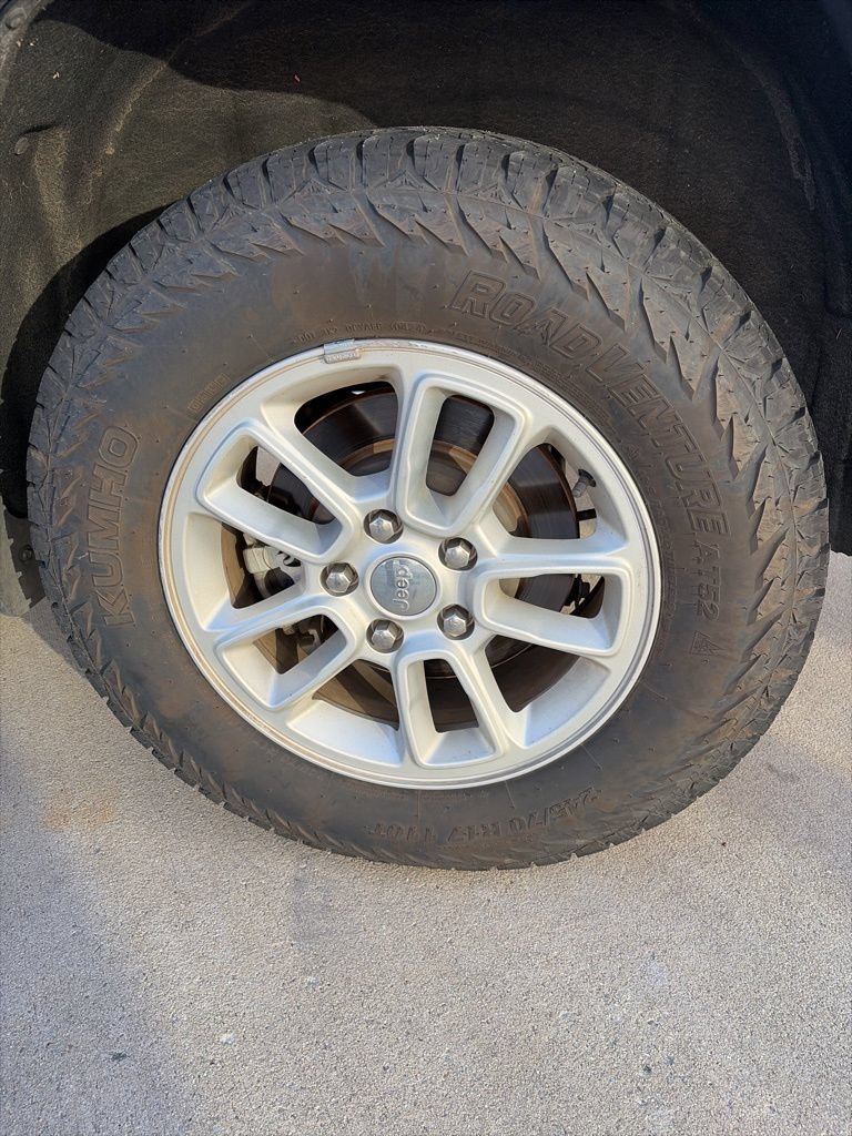 Used 2019 Jeep Grand Cherokee Laredo w/ Security & Convenience Group AWD/4WD image 16