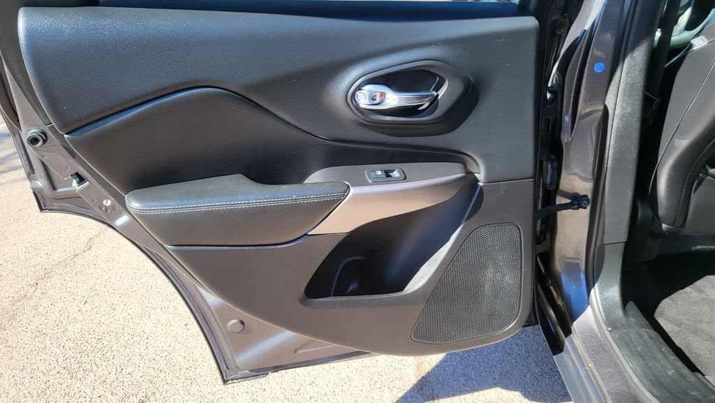 Used 2019 Jeep Cherokee Limited FWD image 24