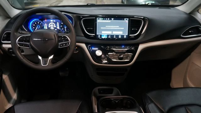 Used 2024 Chrysler Pacifica Touring-L image 12